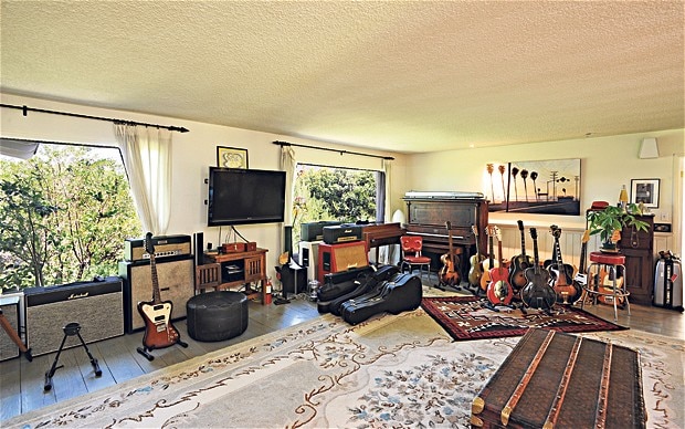 A room with many musical instruments

Description automatically generated