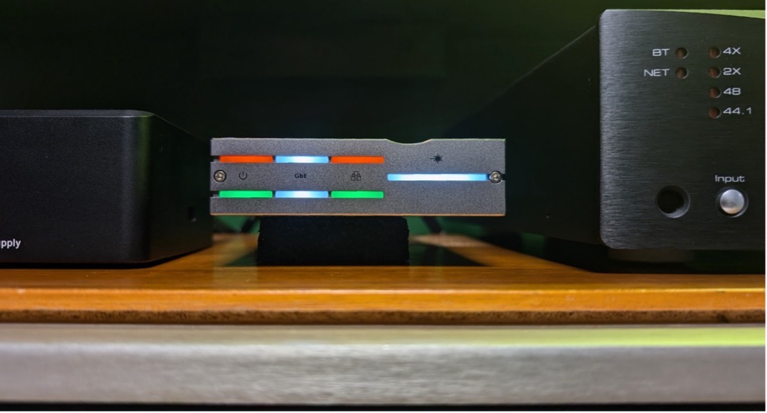 A rectangular object with different colored lights

Description automatically generated